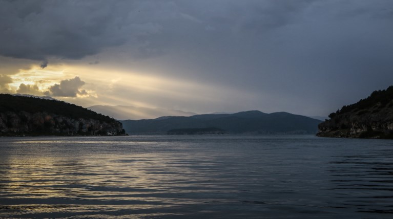 Ζέστη με τοπικές βροχές και σποραδικές καταιγίδες