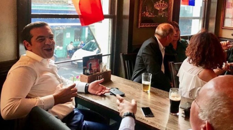 O Τσίπρας είδε τον αγώνα Γαλλία -Βέλγιο σε παμπ του Λονδίνου