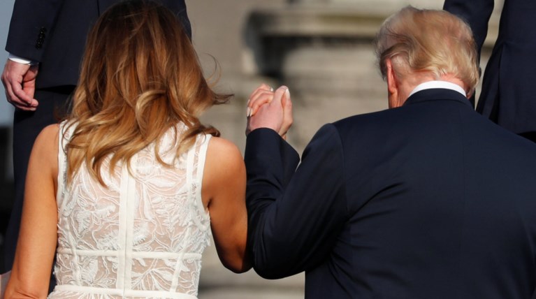 Χαμόγελα, αγκαλιές & φιλιά από τη Μελάνια στη Σύνοδο του ΝΑΤΟ