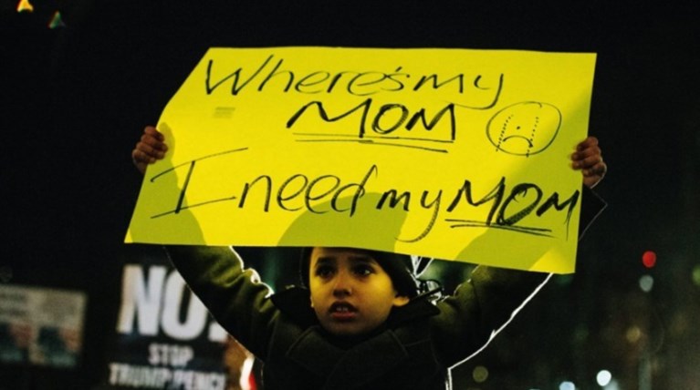 Ο Τραμπ κατηγορείται ότι καθυστερεί την επανένωση των οικογενειών