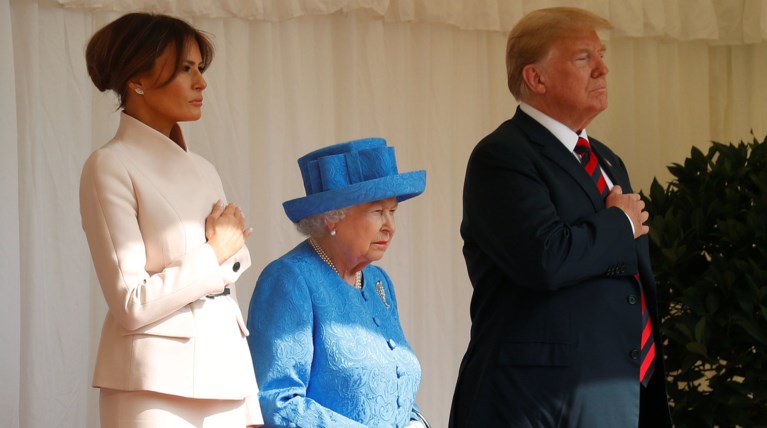 Ο Τραμπ καλοπιάνει τη βασίλισσα μετά το στήσιμο: Είναι όμορφη, πολύ όμορφη