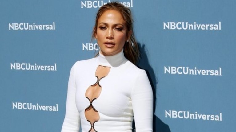 Τζένιφερ Λόπεζ: Με κατακόκκινο σούπερ μίνι φόρεμα σε βραδινή έξοδο