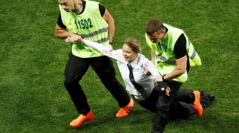 Οι "Pussy Riot" μπήκαν στον αγωνιστικό χώρο στον τελικό του Μουντιάλ