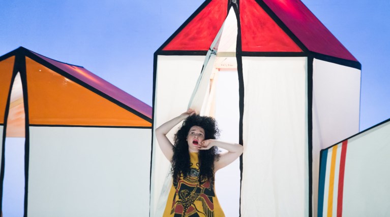 Μια ματιά στις εκρηκτικές Θεσμοφοριάζουσες και τις εικόνες τους