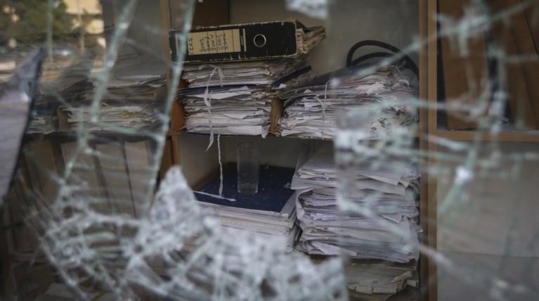 Εικόνες καταστροφής στη ΔΟΥ Ψυχικού μετά την επίθεση «Ρουβίκωνα»