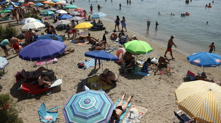 Άδεια η Αθήνα, το αδιαχώρητο στις παραλίες για λίγη δροσιά