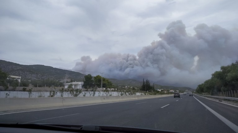 Εκτροπή της κυκλοφορίας στην Αθηνών-Κορίνθου λόγω της φωτιάς