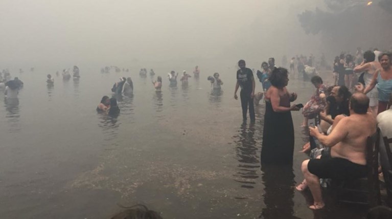 Σκηνές αποκάλυψης στις παραλίες της Ραφήνας με τη φωτιά