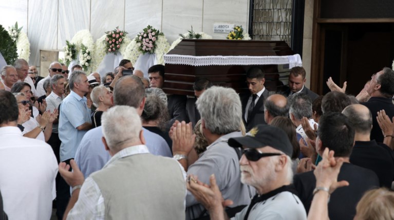Πλήθος κόσμου στο "τελευταίο αντίο" στον Μάνο Ελευθερίου