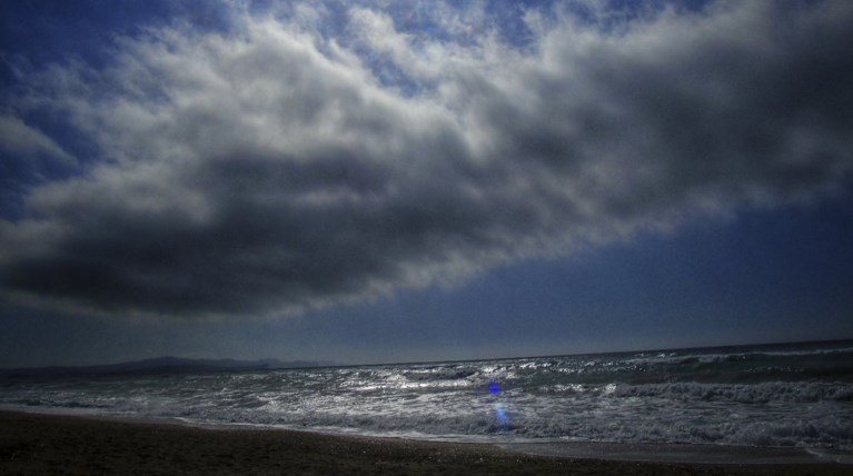 Άστατος καιρός σήμερα με αυξημένη πιθανότητα τοπικών βροχών