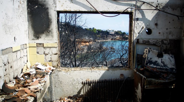 Συγκλονιστικές ιστορίες πάνω στις στάχτες και τα αποκαΐδια