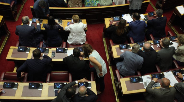 Σε βαρύ κλίμα η συζήτηση στη Βουλή για τις καταστροφικές πυρκαγιές