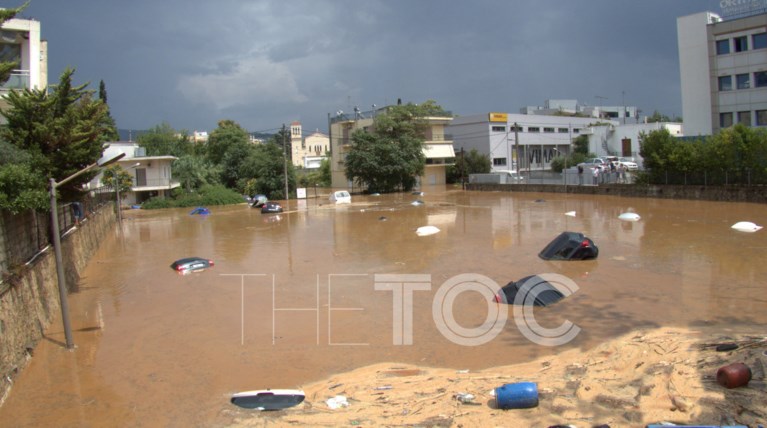 Απίστευτο! Δεκάδες αυτοκίνητα το ένα πάνω στο άλλο στο Μαρούσι