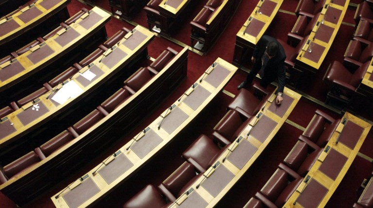 Μετά το πένθος, ξεκινάει σφοδρή πολιτική σύγκρουση