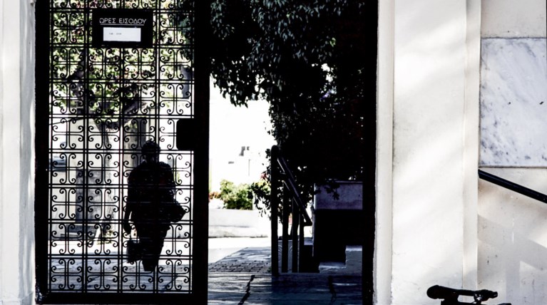 Γυναίκα έβαλε τέλος στη ζωή της μέσα σε νεκροταφείο