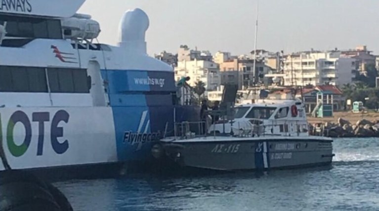 Ραφήνα: Εκκενώθηκε το Flyingcat 4, προσέκρουσε στο λιμάνι