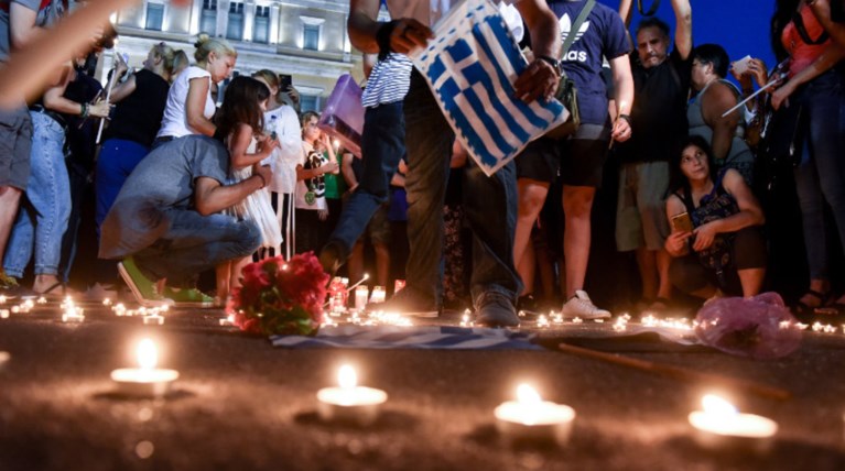 Πλήθος κόσμου στο Σύνταγμα για τους νεκρούς στο Μάτι -φωτό