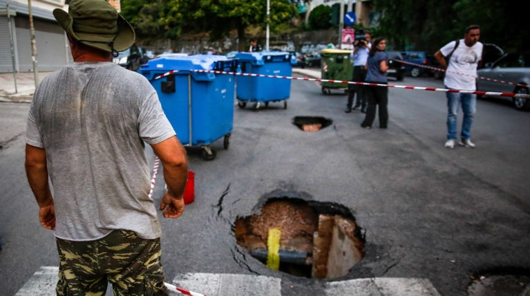 Γέμισαν τρύπες οι δρόμοι της Αθήνας μετά τις βροχές [φωτογραφίες]