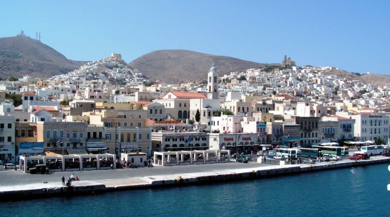 Οδηγός ταξί παρέσυρε δύο πεζούς στη Σύρο