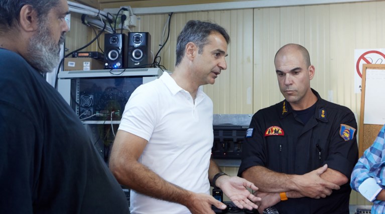 Με τους εθελοντές πυροσβέστες στον Υμηττό ο Μητσοτάκης