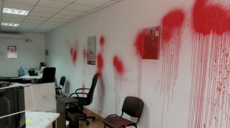 Ρουβίκωνας: Επίθεση με μπογιές στο Υπουργείο Υποδομών