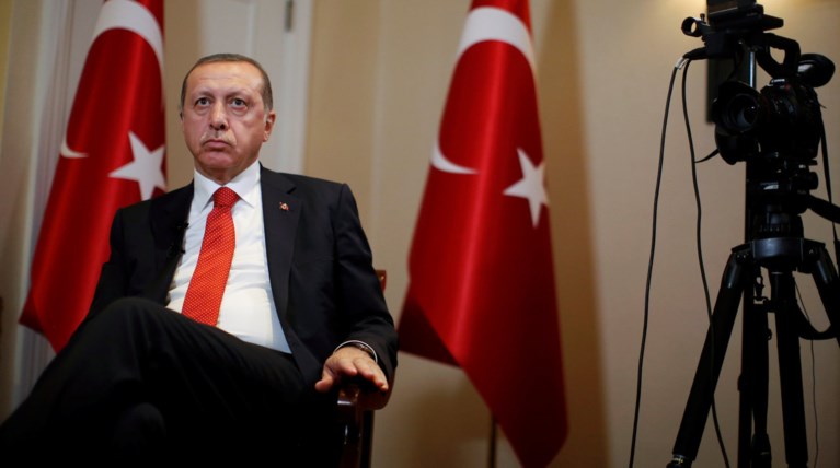 Bloomberg: Μόνο με "κωλοτούμπες" μπορεί ο Ερντογάν να σώσει την οικονομία