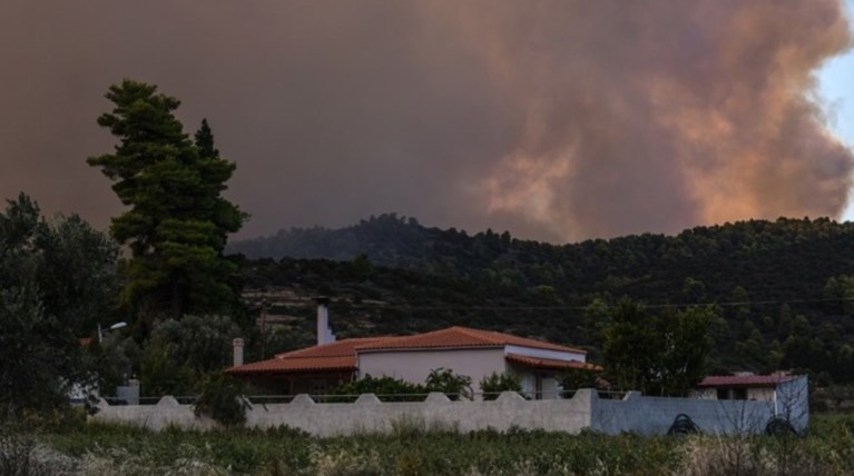 Σε ύφεση η πυρκαγιά στο δήμο Δίρφης-Μεσσαπίων στην Εύβοια