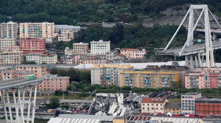 Εικόνες από την κατάρρευση της γέφυρας στη Γένοβα