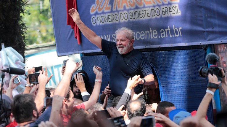 Υποψήφιος ξανά ο Λούλα μέσα... από τις φυλακές