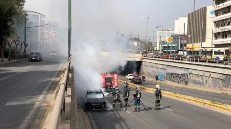 Αυτοκίνητο πήρε φωτιά εν κινήσει στην Κηφισίας - Eικόνες