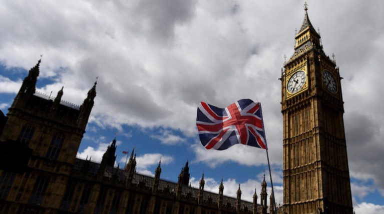 Fitch: Αυξημένη την πιθανότητα «σκληρού» Brexit χωρίς συμφωνία