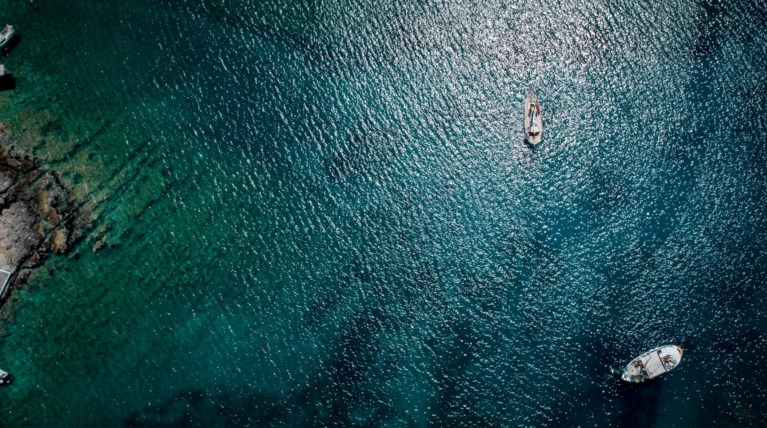 Μαγικές εικόνες: Τα κρυστάλλινα και διαφανή νερά του Γερολιμένα από ψηλά