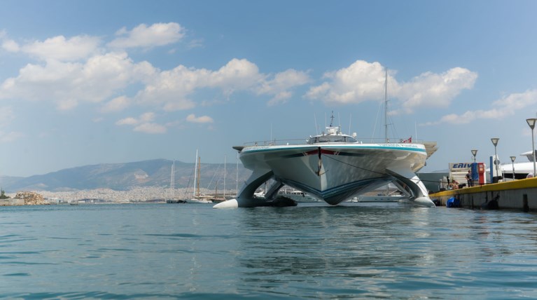 Αποκολλήθηκε το καταμαράν: Προωθήθηκαν οι επιβάτες