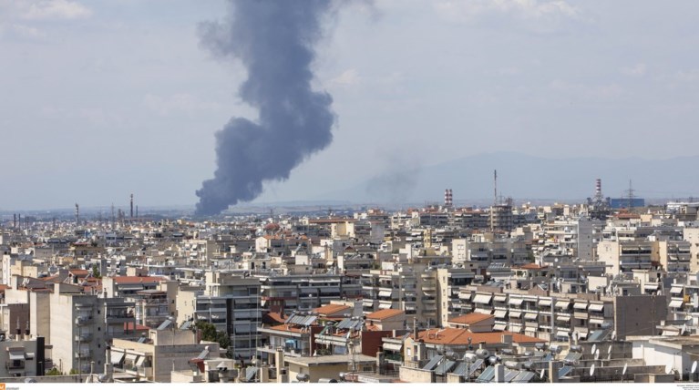 Υπό έλεγχο τέθηκε η φωτιά στη βιομηχανική περιοχή της Σίνδου