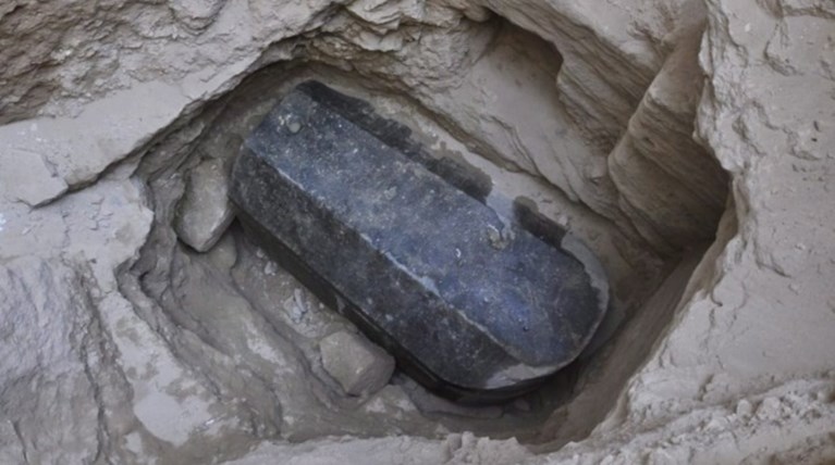 Ανακαλύφθηκε μεγάλη γρανιτένια σαρκοφάγος στην Αλεξάνδρεια