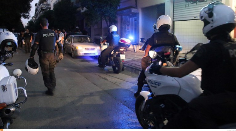 53χρονη και ανήλικος κρατούσαν φυλακισμένους αλλοδαπούς