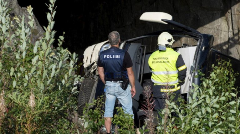 Φινλανδία: 4 νεκροί από πτώση λεωφορείου σε γραμμές τρένου