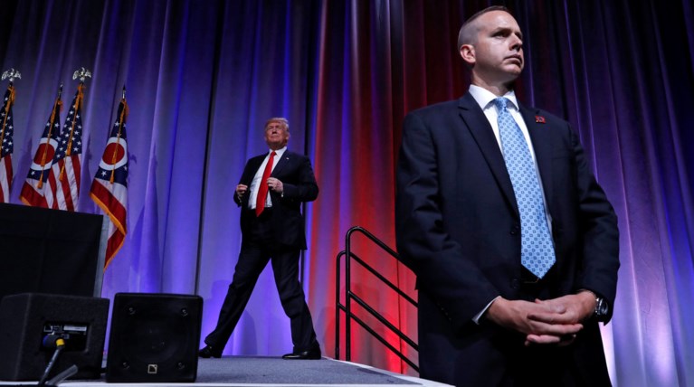 Ετοιμος να δώσει χάρη στον Μάναφορτ εμφανίζεται ο Τραμπ