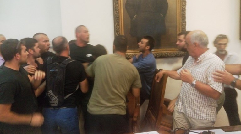ΜΑΤ και επεισόδια στο Δημοτικό Συμβούλιο του Βόλου