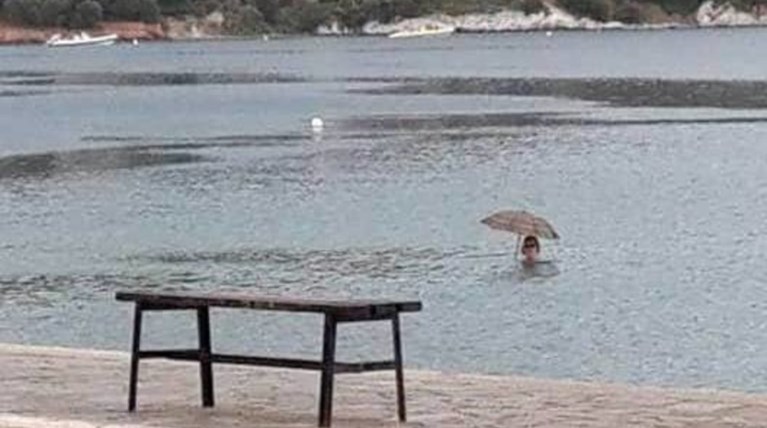 Μαγνησία: Έκανε μπάνιο στη θάλασσα με την ...ομπρέλα
