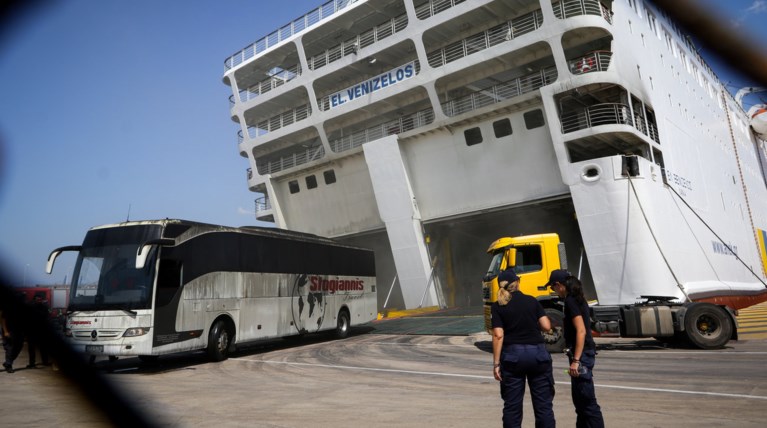 Σιγοκαίει ακόμη η φωτιά στο Ελ. Βενιζέλος, αδειάζουν το γκαράζ