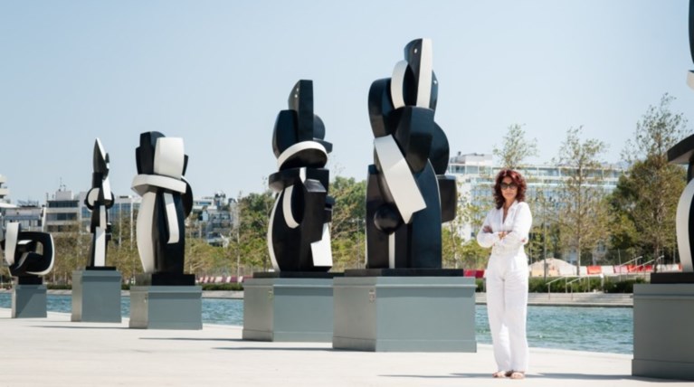 ΚΠΙΣΝ: Τα ασπρόμαυρα γλυπτά της Σ. Βάρη μαγνητίζουν το κοινό