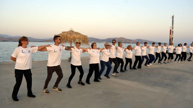 Χασαποσέρβικο για Γκίνες στην παραλία της Νέας Κίου