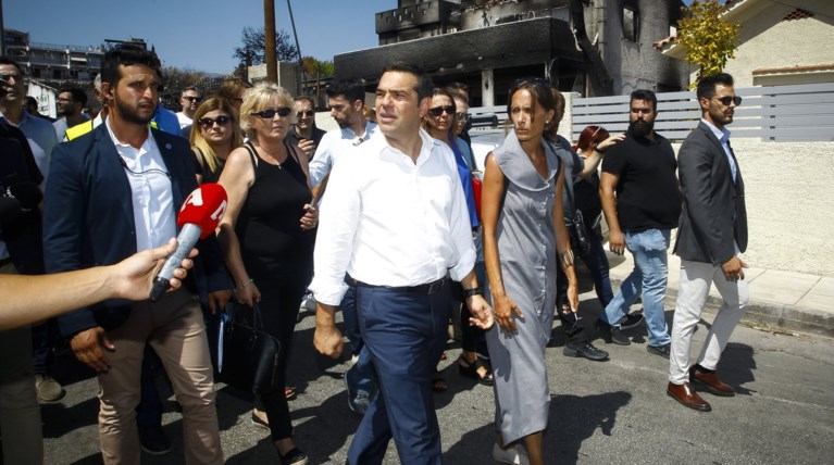 Οι αντιδράσεις των κομμάτων στην επίσκεψη Τσίπρα στο Μάτι