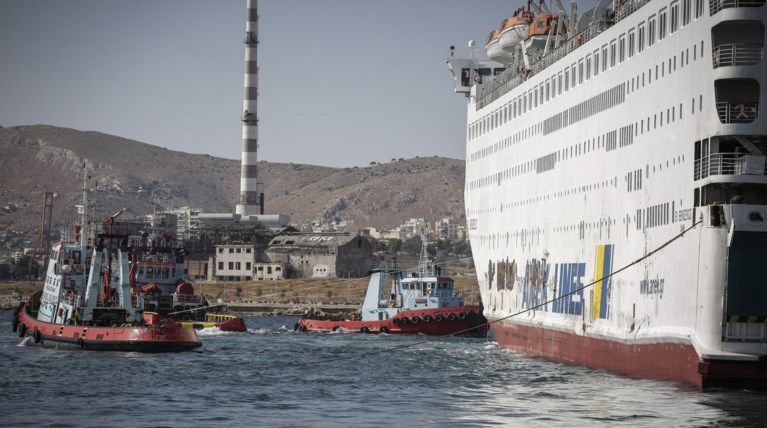 Στο Πέραμα για επισκευές ρυμουλκείται το «Ελ.Βενιζέλος» - Φωτο