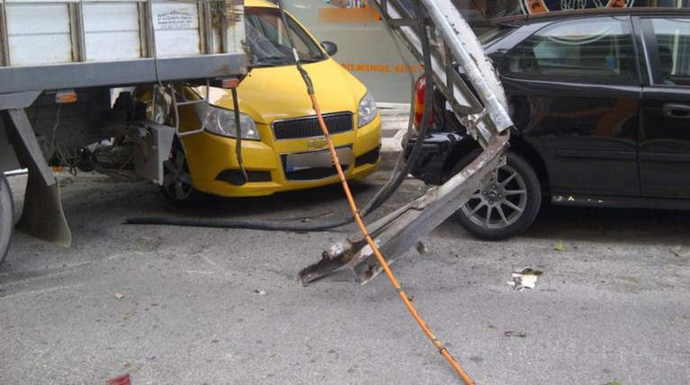 Σύγκρουση φορτηγού με τρία αυτοκίνητα - Ένας τραυματίας