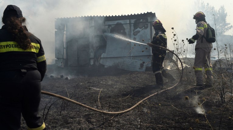 Φωτιά σε εξέλιξη στο Πέραμα - καίει χαμηλή βλάστηση
