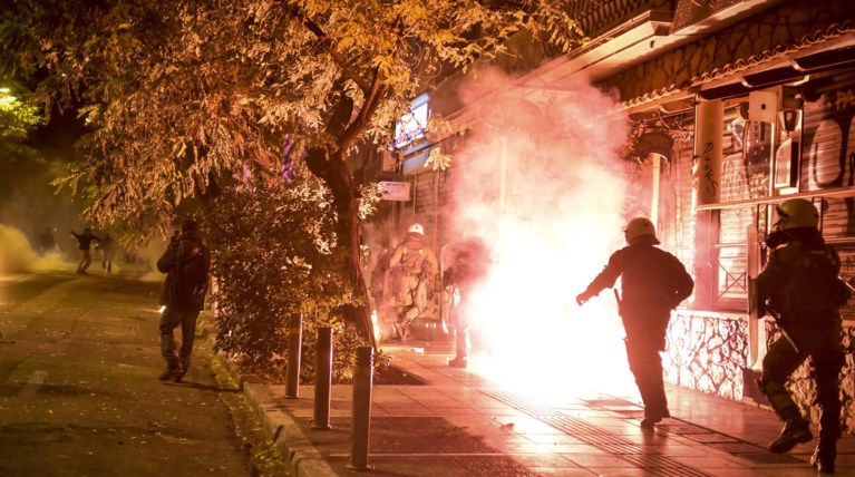 Επεισόδια μεταξύ οπαδών στον Κολωνό με δύο τραυματίες