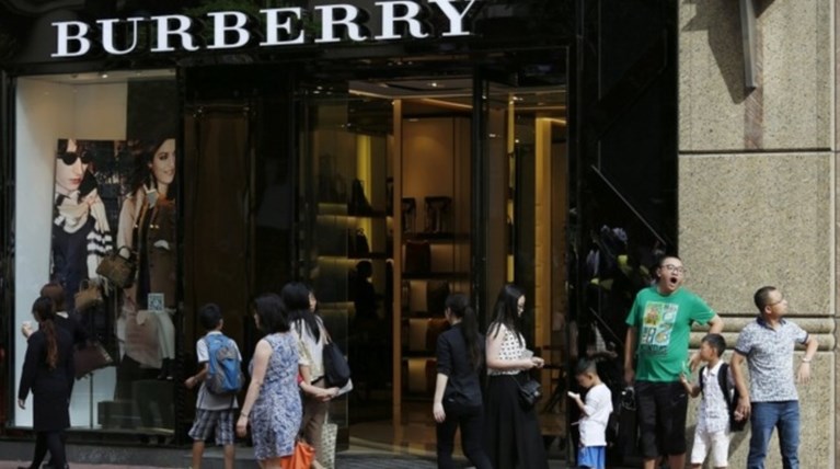 Σταματά τη χρήση αληθινής γούνας ο οίκος Burberry