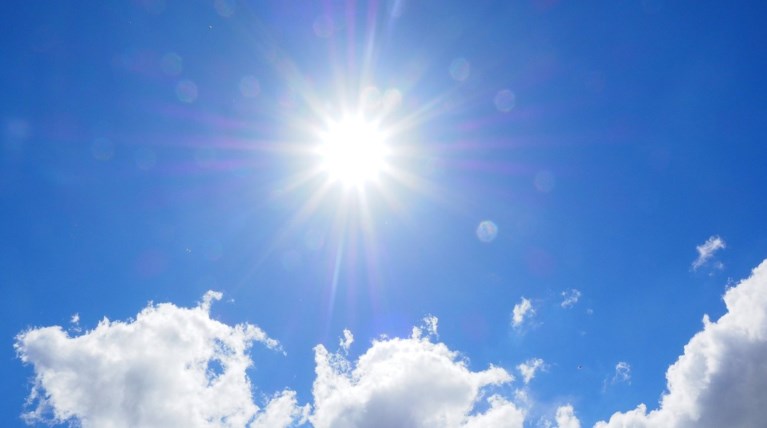 Αραιές νεφώσεις με πιθανότητα τοπικών βροχών